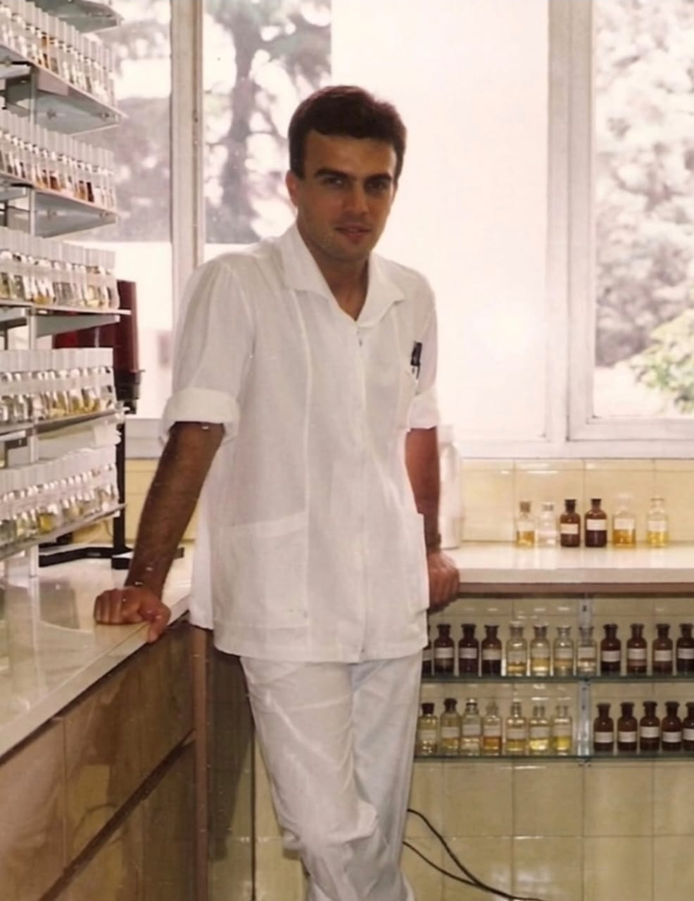 Nuestro papá en su laboratorio, hace más de 30 años